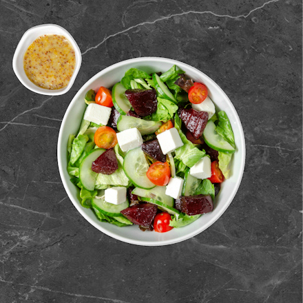 Salotos su keptais burokėliais ir feta sūriu