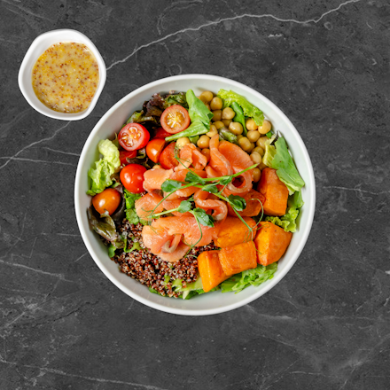 Salotos su sūdyta lašiša ir keptomis saldžiomis bulvėmis 