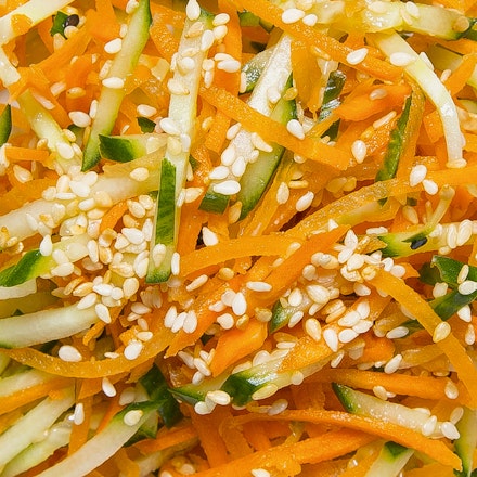 Rytietiškos morkų agurkų salotos