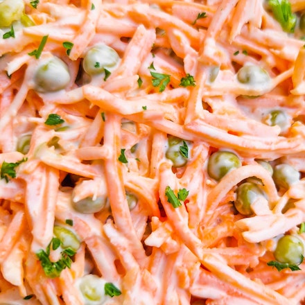 Morkų salotos su žirneliais ir majonezu 