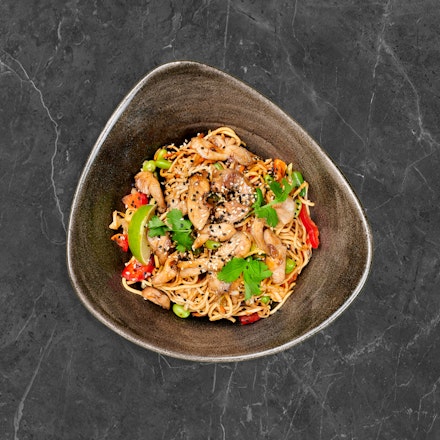 Wok egg noodles with chicken