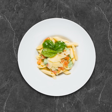 Penne makaroni ar spinātu-kūpināta laša mērci un kūpinātu lasi