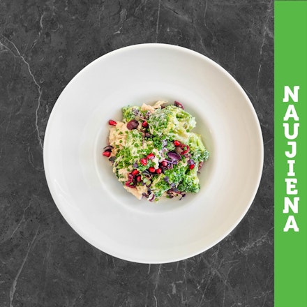 Rūkytos vištienos ir brokolių salotos su granatais 