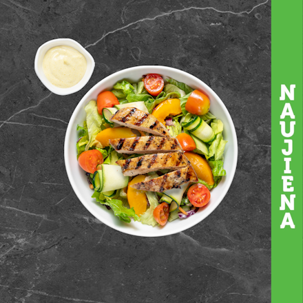 Traškios salotos su persikais ir grill vištiena 