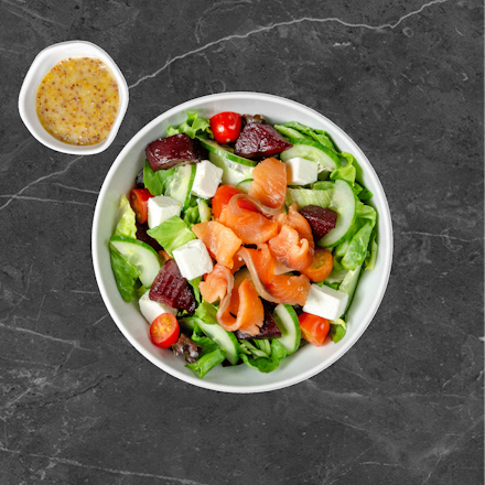 Salotos su keptais burokėliais ir sūdyta lašiša