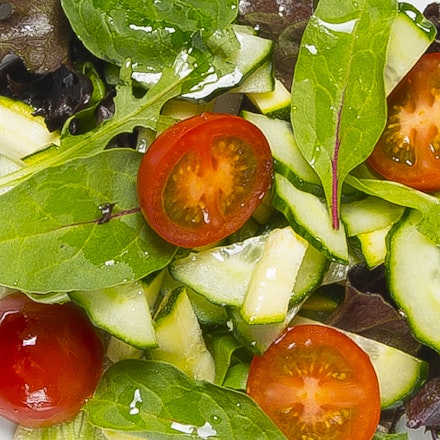Green salad with cucumber and zucchini 