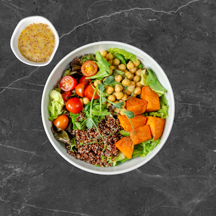 Salad with baked sweet potatoes