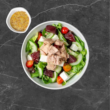 Salotos su tunu, keptais burokėliais ir feta sūriu