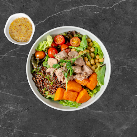 Salotos su tunu ir keptomis saldžiomis bulvėmis 