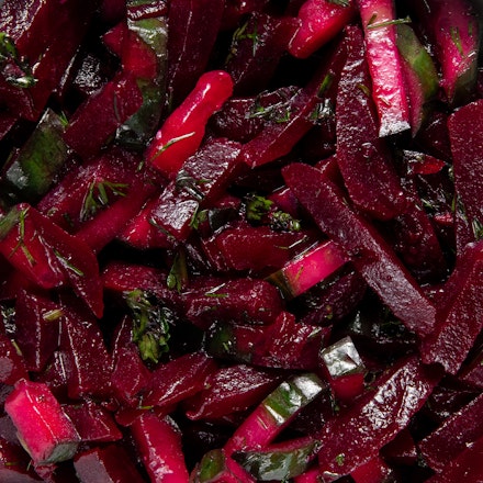 Burokėlių ir šviežių agurkų salotos