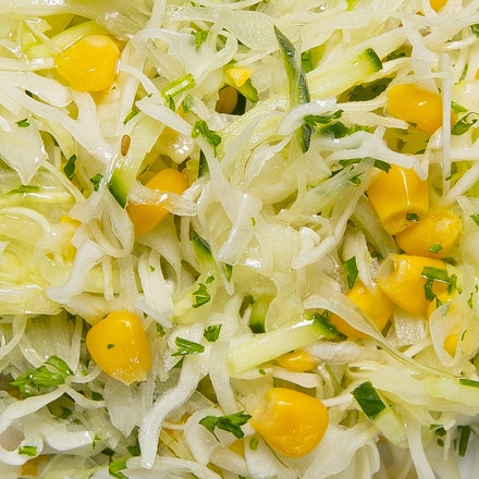 Kopūstų salotos su kukurūzais, agurkais ir aliejumi